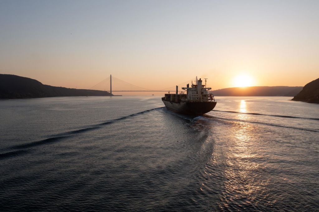 Iran Buka Selat Hormuz Penuh, AS Tetap Blokade Kapal Tehran